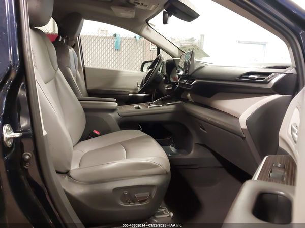 2022 TOYOTA SIENNA XLE