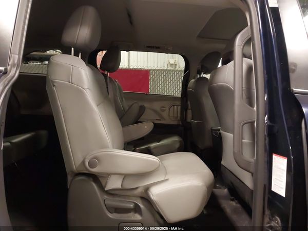 2022 TOYOTA SIENNA XLE