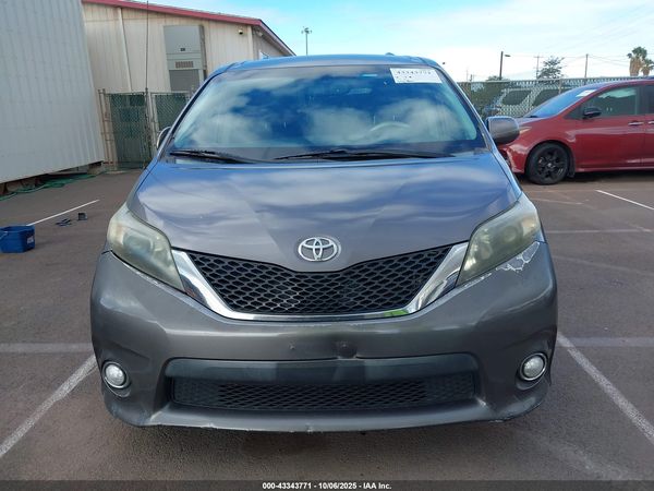 2013 TOYOTA SIENNA SE 8 PASSENGER