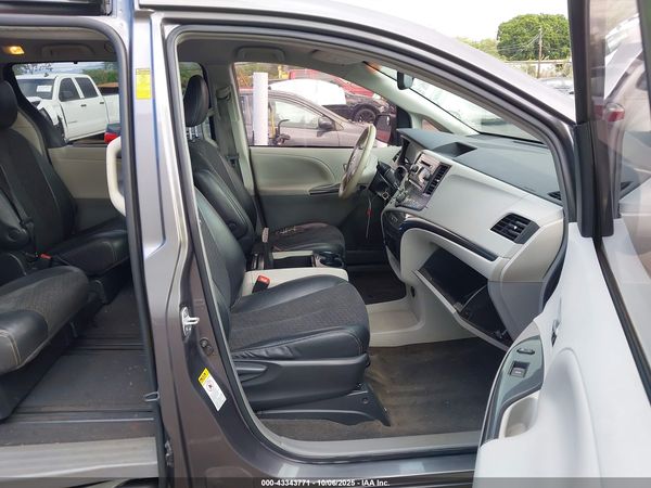 2013 TOYOTA SIENNA SE 8 PASSENGER