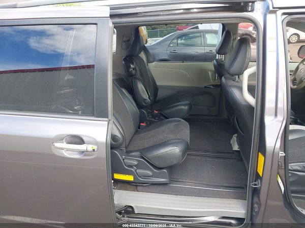2013 TOYOTA SIENNA SE 8 PASSENGER