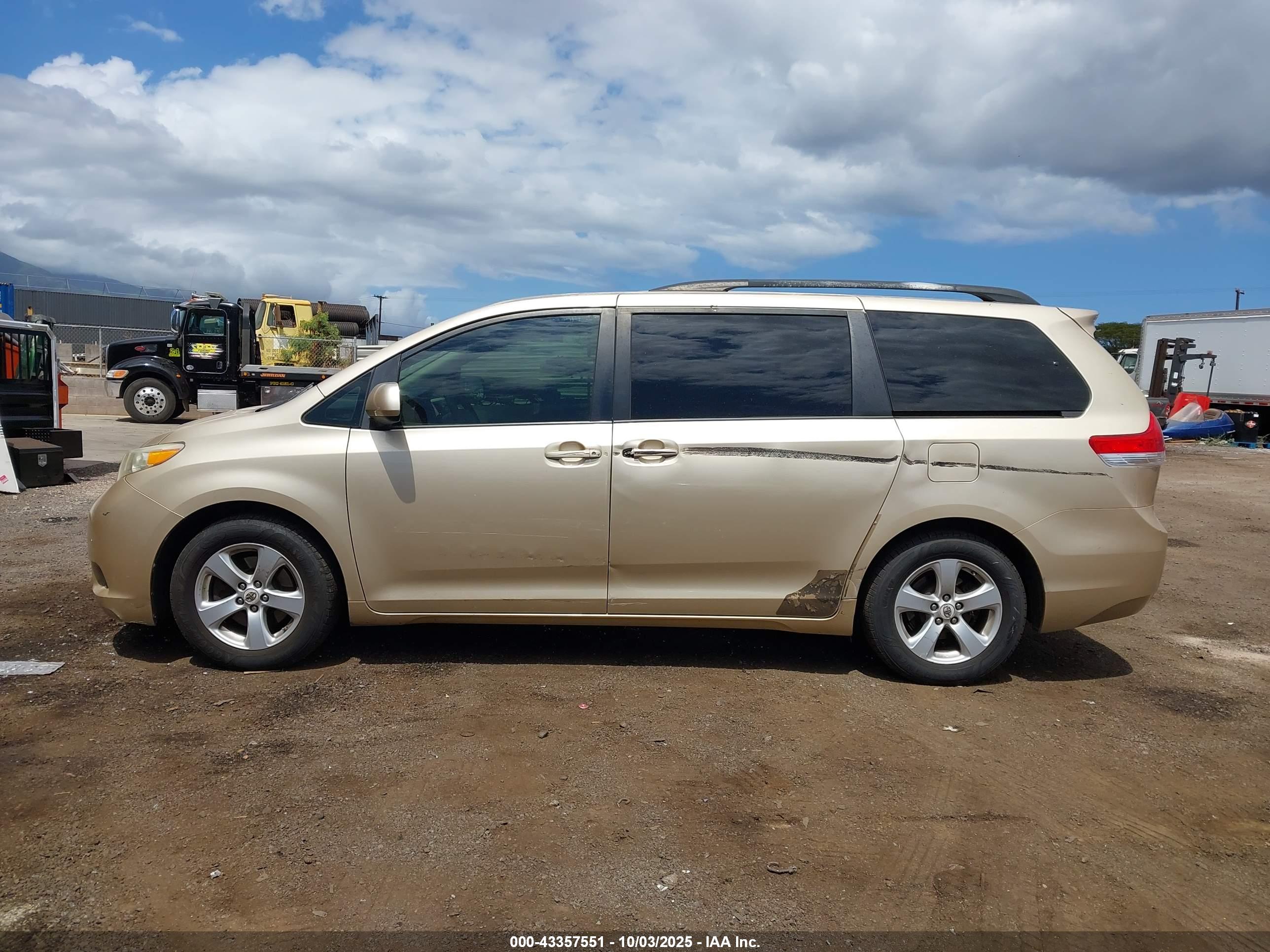 2012 TOYOTA SIENNA