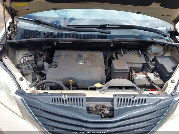 2012 TOYOTA SIENNA
