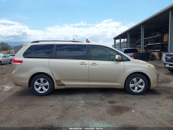 2012 TOYOTA SIENNA