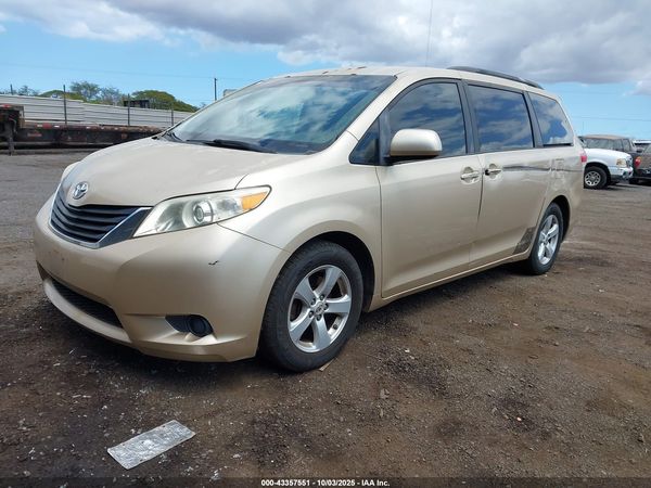 2012 TOYOTA SIENNA