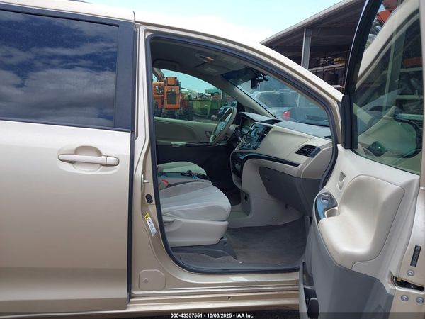 2012 TOYOTA SIENNA