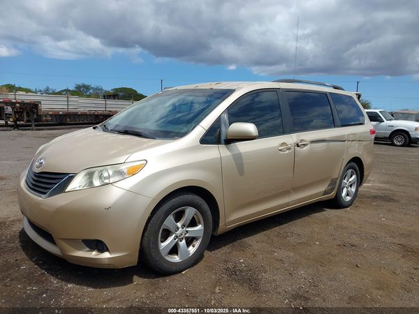 2012 TOYOTA SIENNA