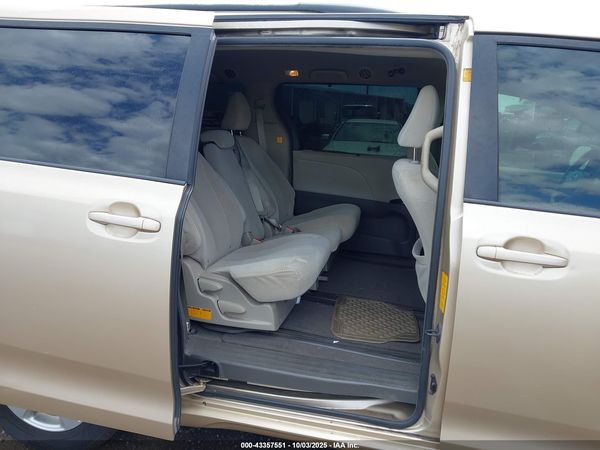 2012 TOYOTA SIENNA