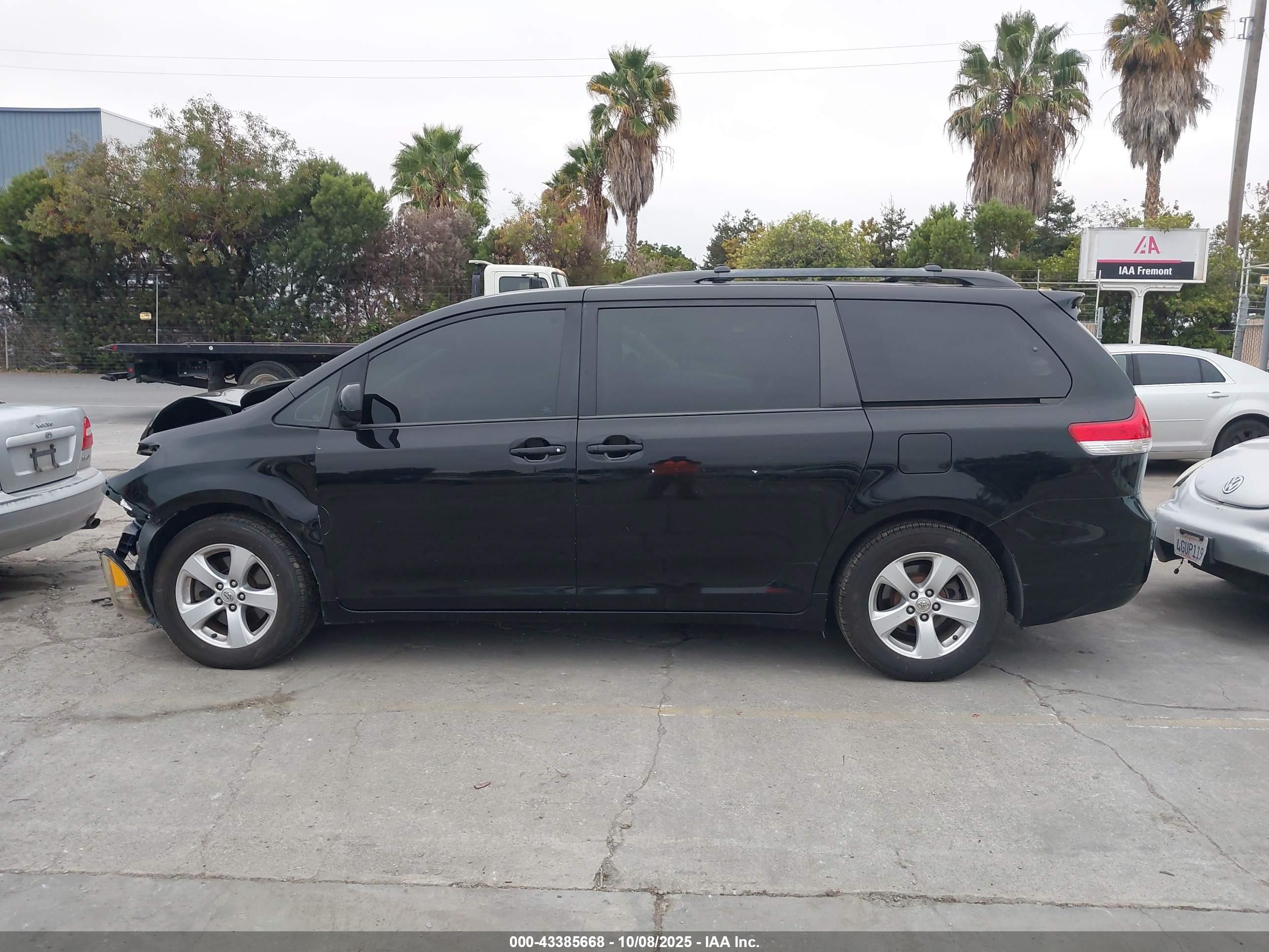 2013 TOYOTA SIENNA LE V6 8 PASSENGER