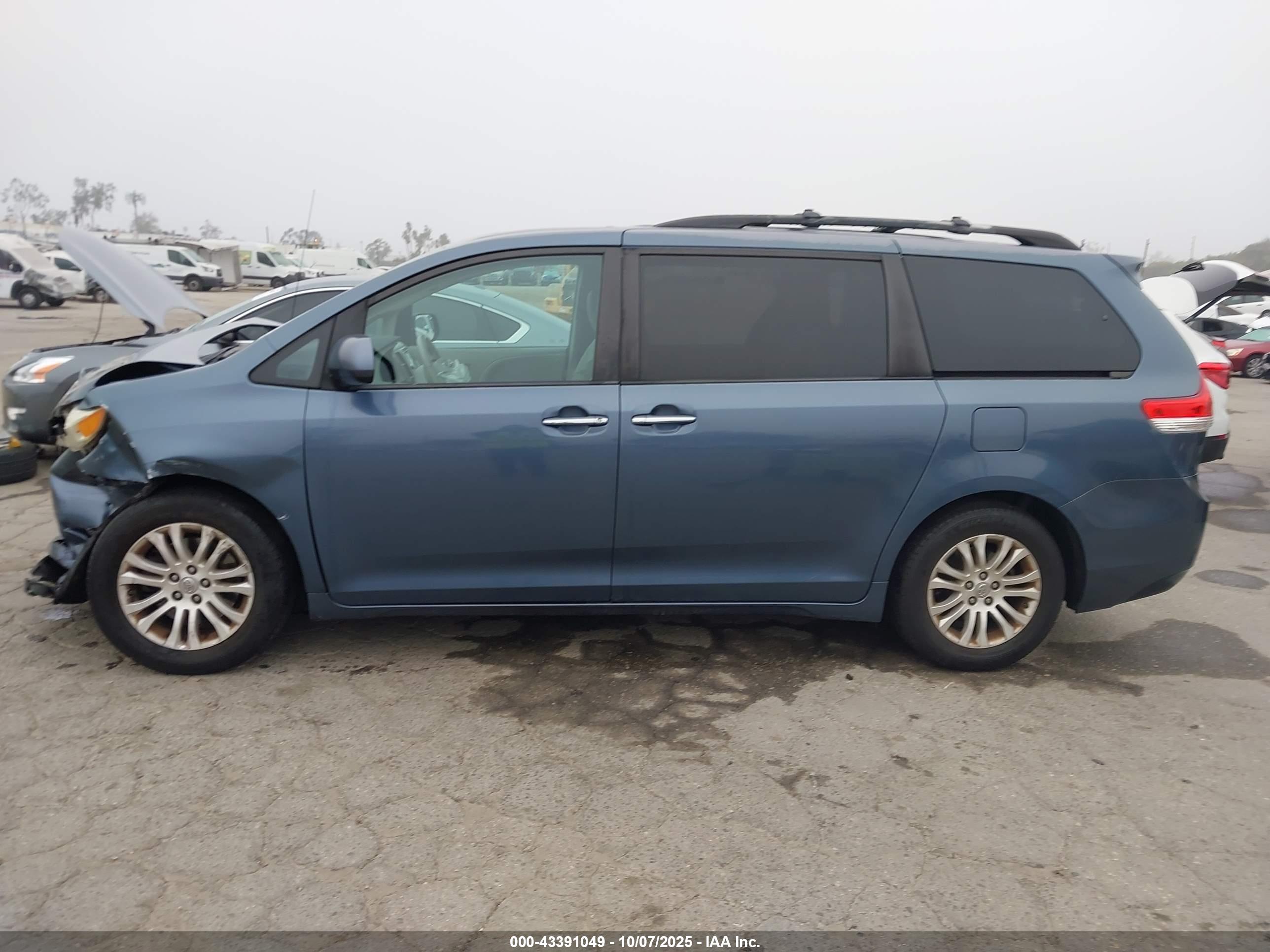 2013 TOYOTA SIENNA XLE V6 8 PASSENGER