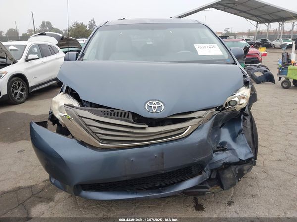 2013 TOYOTA SIENNA XLE V6 8 PASSENGER