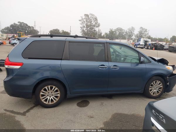 2013 TOYOTA SIENNA XLE V6 8 PASSENGER