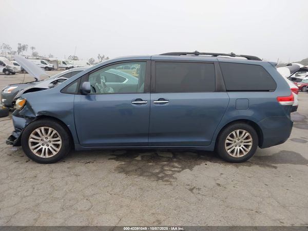 2013 TOYOTA SIENNA