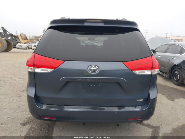 2013 TOYOTA SIENNA XLE V6 8 PASSENGER