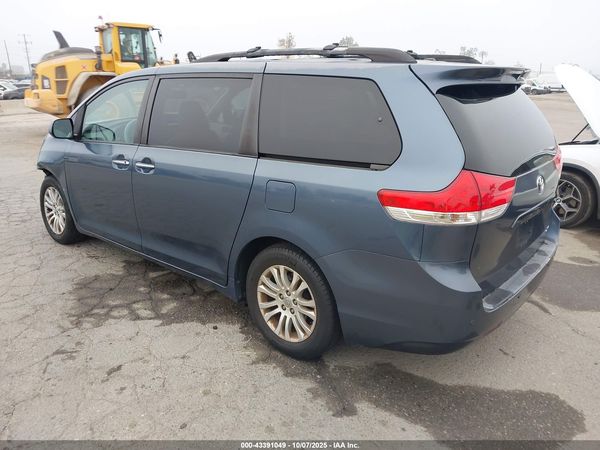 2013 TOYOTA SIENNA XLE V6 8 PASSENGER