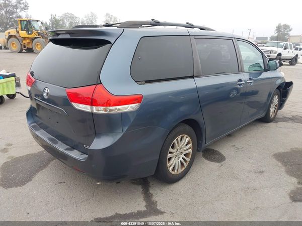 2013 TOYOTA SIENNA XLE V6 8 PASSENGER