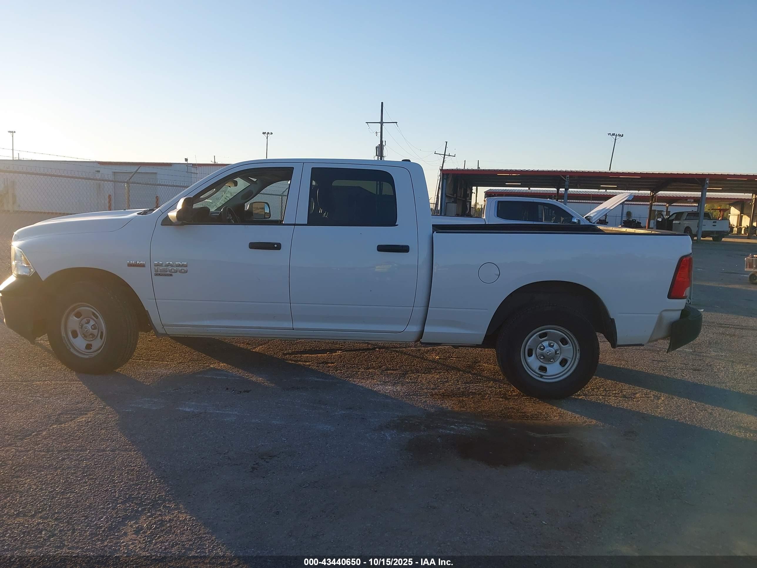 2022 RAM 1500 CLASSIC TRADESMAN  4X4 6'4 BOX