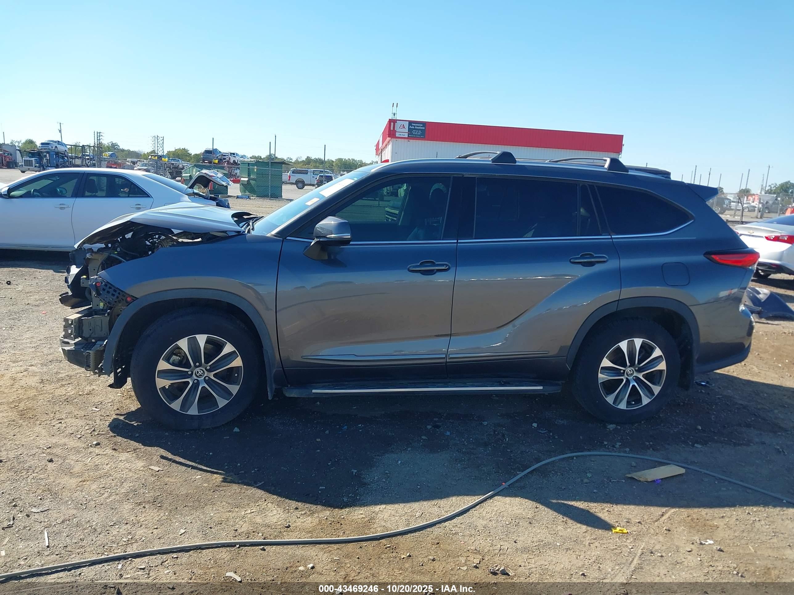 2022 TOYOTA HIGHLANDER HYBRID XLE