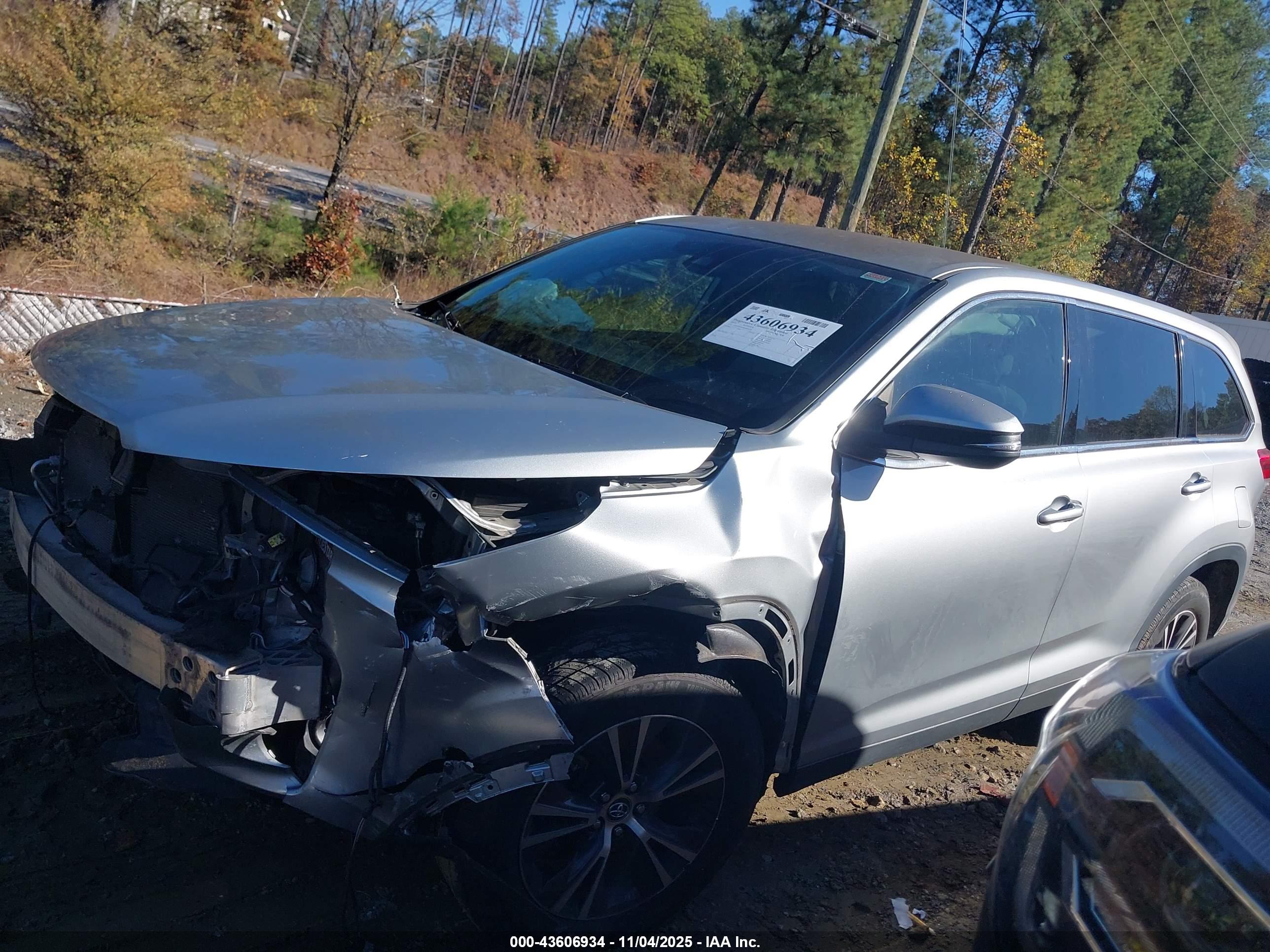 2019 TOYOTA HIGHLANDER LE