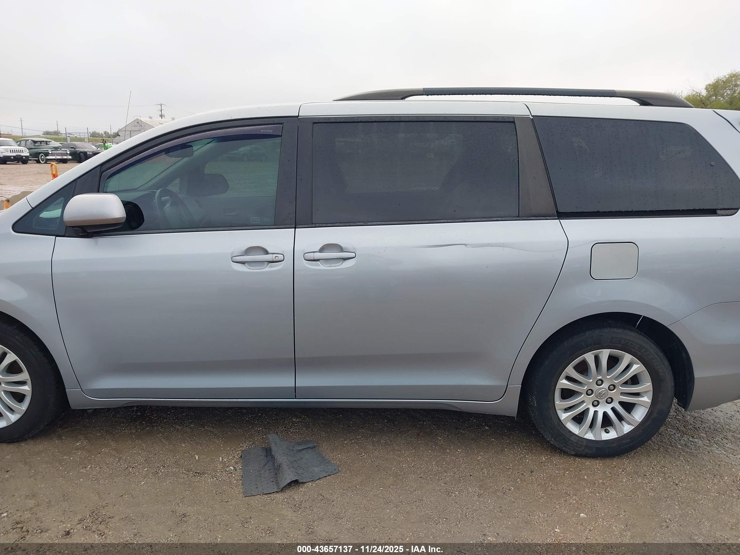 2014 TOYOTA SIENNA XLE V6 8 PASSENGER
