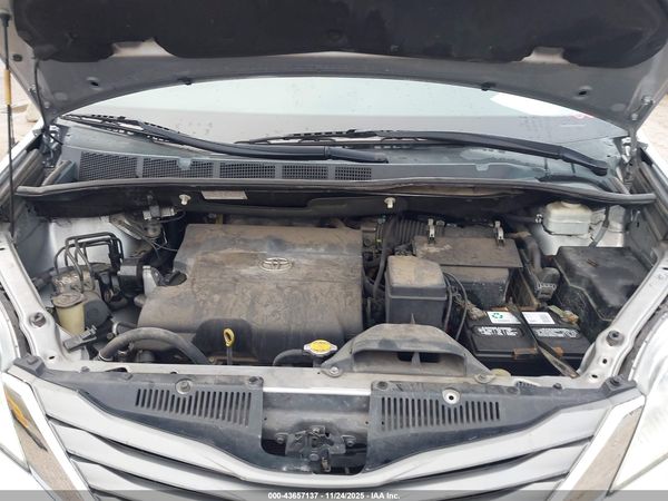 2014 TOYOTA SIENNA XLE V6 8 PASSENGER