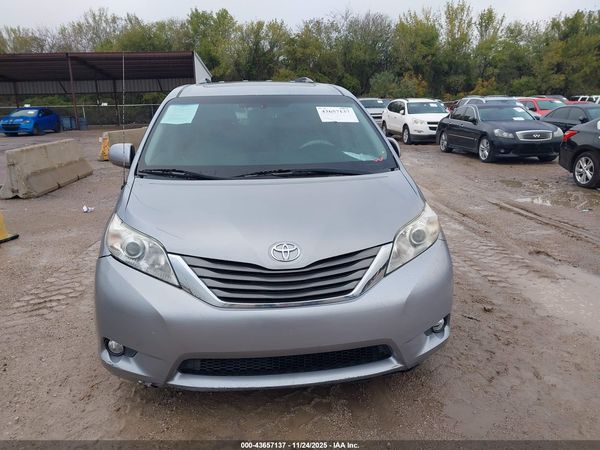 2014 TOYOTA SIENNA XLE V6 8 PASSENGER