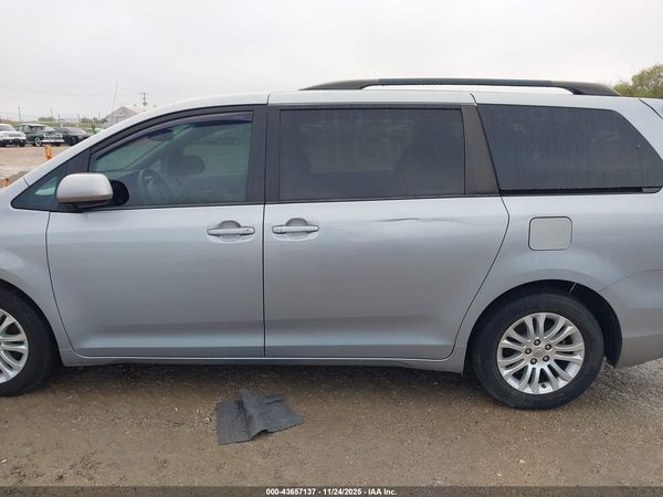 2014 TOYOTA SIENNA XLE V6 8 PASSENGER