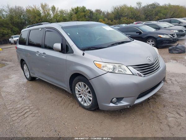 2014 TOYOTA SIENNA XLE V6 8 PASSENGER