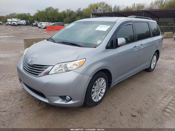 2014 TOYOTA SIENNA XLE V6 8 PASSENGER