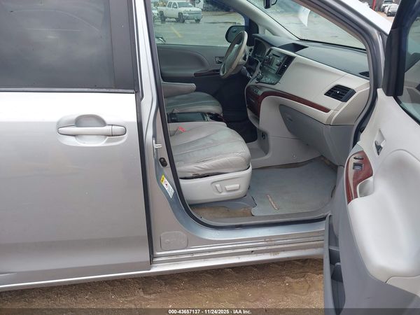 2014 TOYOTA SIENNA XLE V6 8 PASSENGER