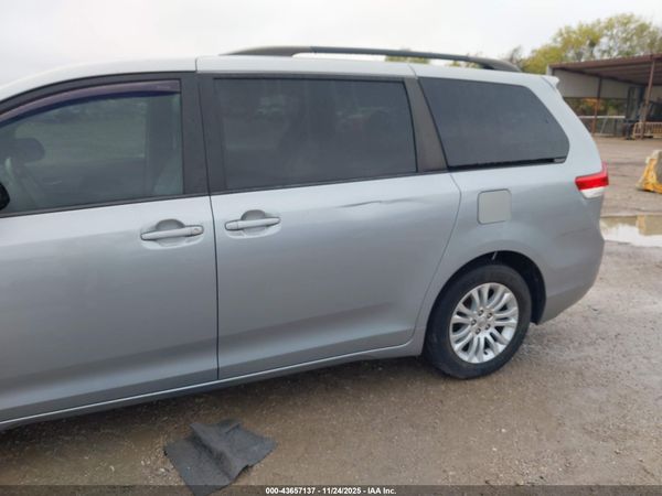2014 TOYOTA SIENNA XLE V6 8 PASSENGER