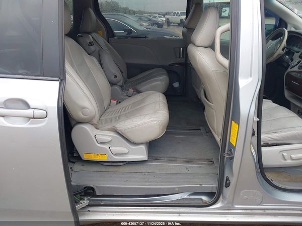 2014 TOYOTA SIENNA XLE V6 8 PASSENGER