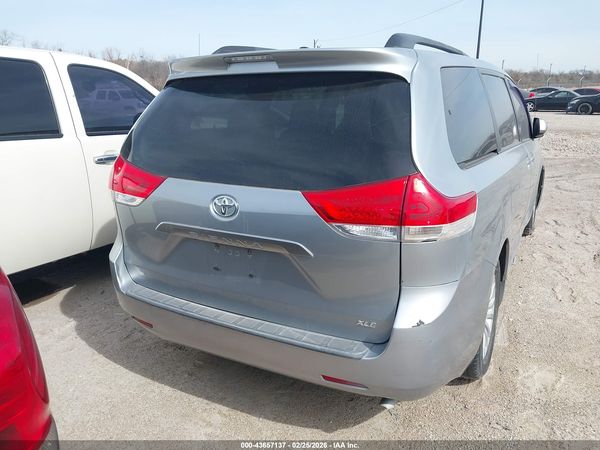 2014 TOYOTA SIENNA XLE V6 8 PASSENGER
