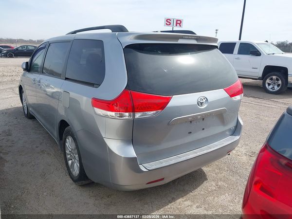 2014 TOYOTA SIENNA XLE V6 8 PASSENGER