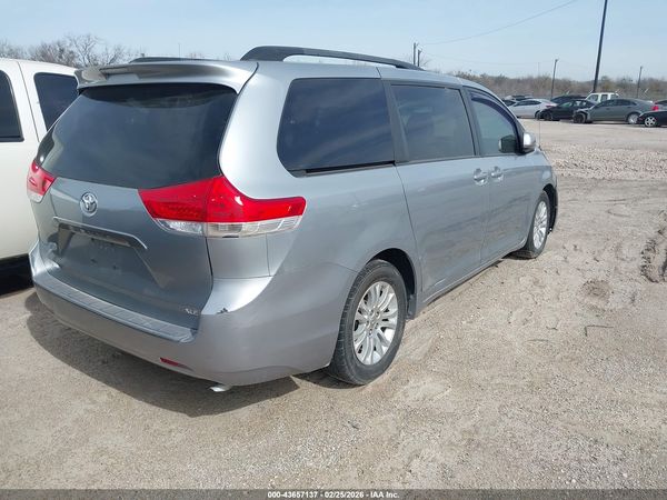 2014 TOYOTA SIENNA XLE V6 8 PASSENGER