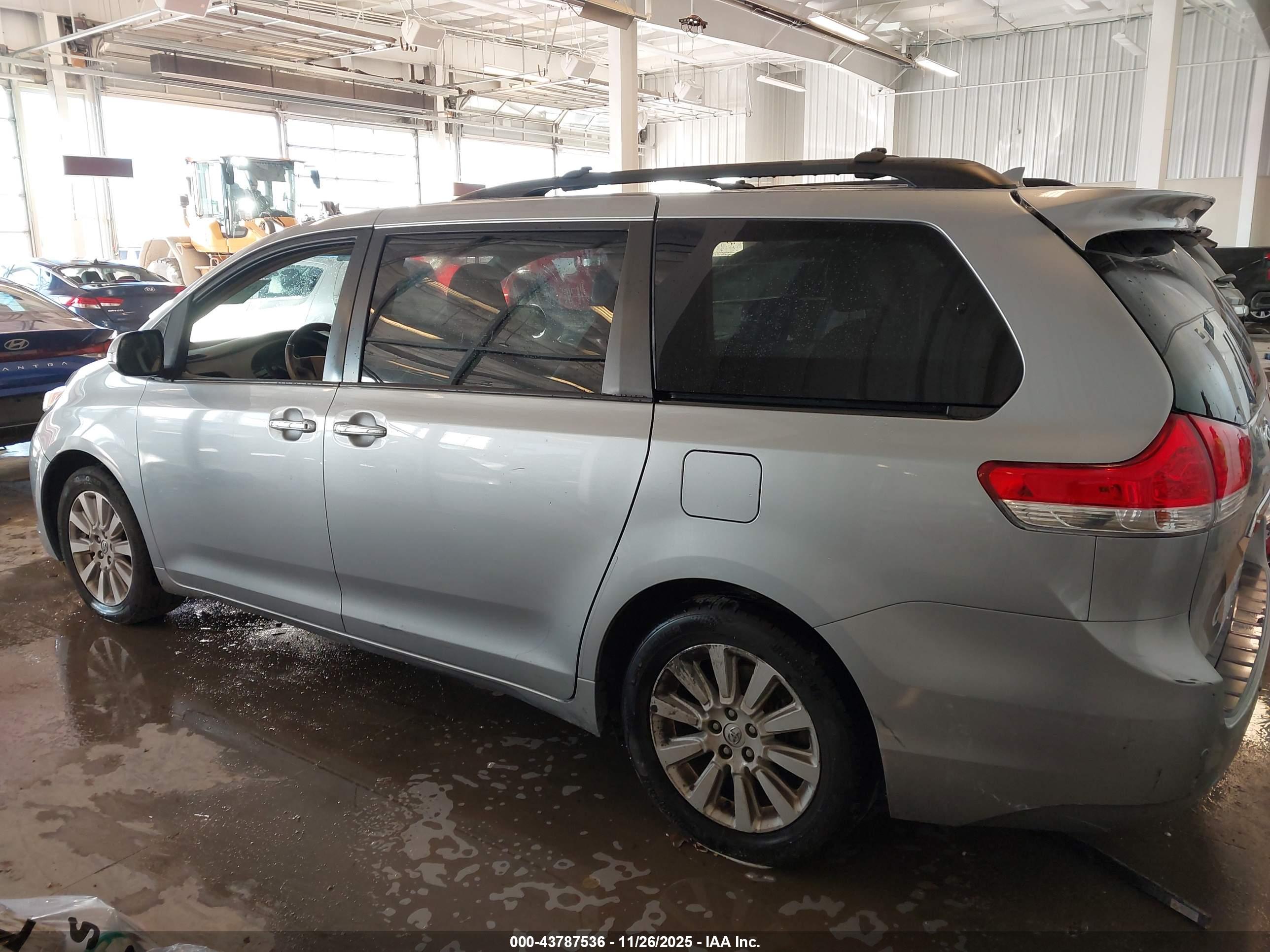 2014 TOYOTA SIENNA LIMITED 7 PASSENGER