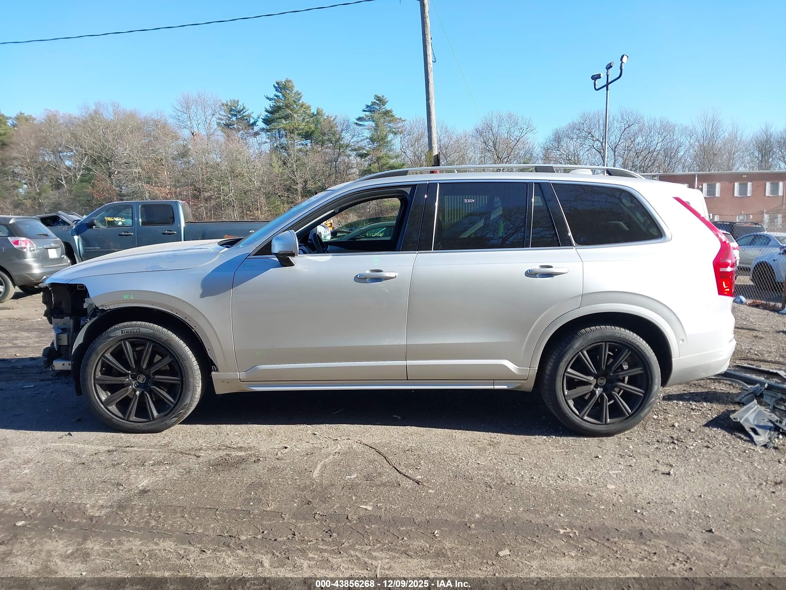 2016 VOLVO XC90 T6 MOMENTUM