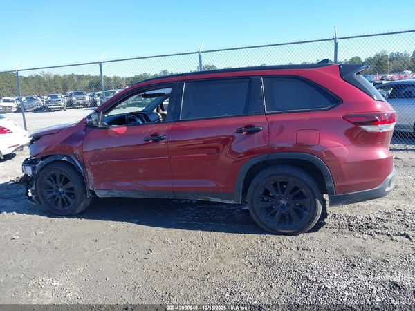 2019 TOYOTA HIGHLANDER SE