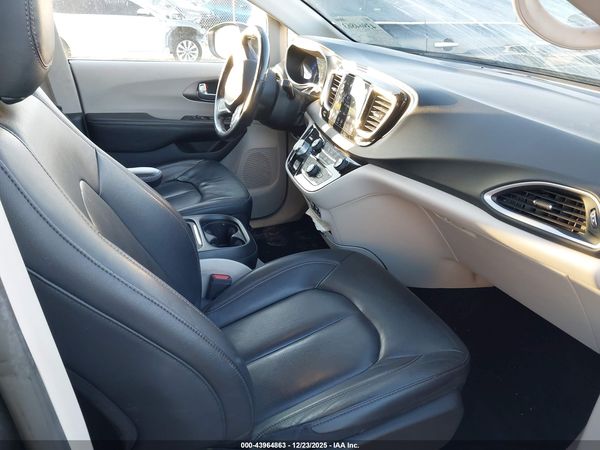 2020 CHRYSLER PACIFICA TOURING L — I5