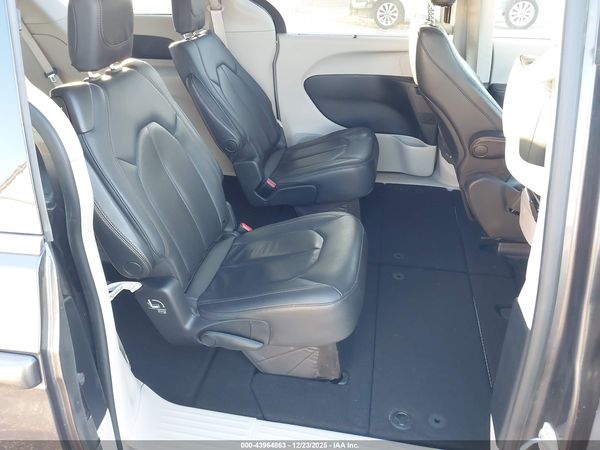 2020 CHRYSLER PACIFICA TOURING L — I8