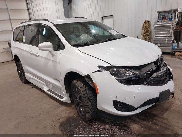 2019 CHRYSLER PACIFICA TOURING L — I1