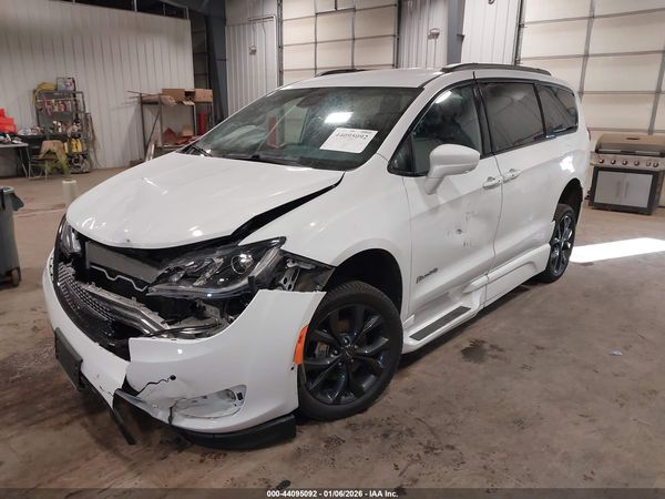 2019 CHRYSLER PACIFICA TOURING L — I2