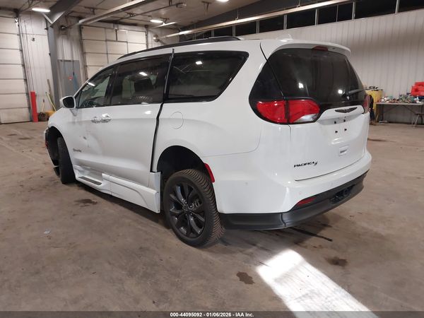 2019 CHRYSLER PACIFICA TOURING L — I3