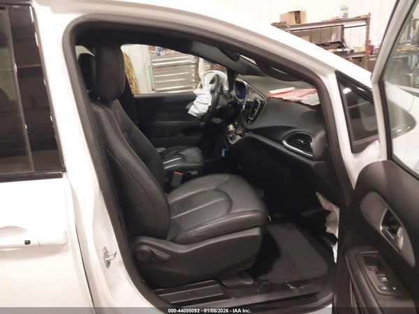 2019 CHRYSLER PACIFICA TOURING L — I5