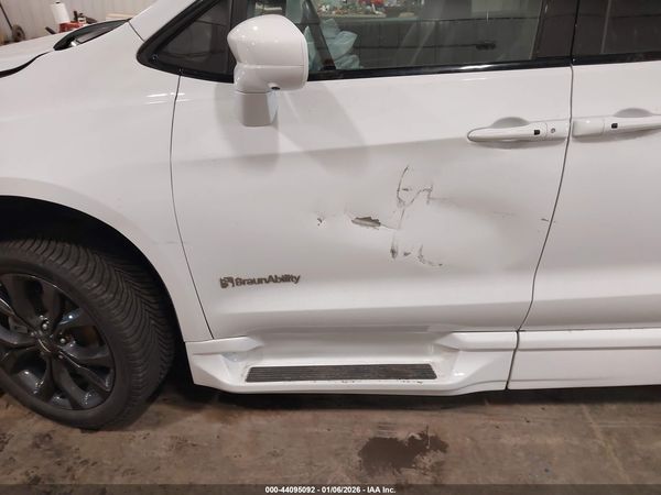 2019 CHRYSLER PACIFICA TOURING L — I6