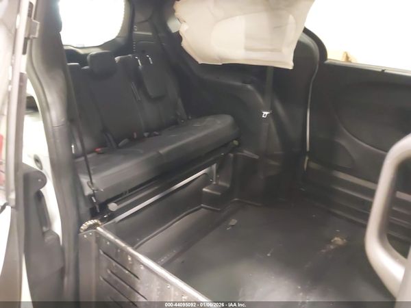 2019 CHRYSLER PACIFICA TOURING L — I8