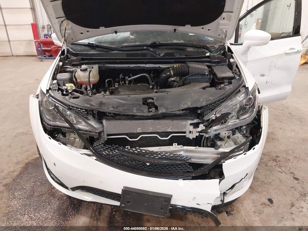 2019 CHRYSLER PACIFICA TOURING L — I10