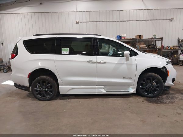 2019 CHRYSLER PACIFICA TOURING L — I116