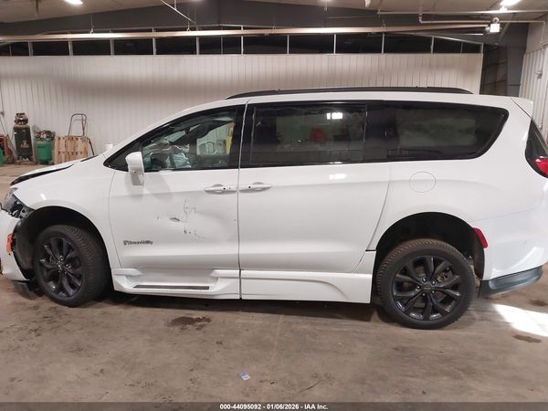 2019 CHRYSLER PACIFICA TOURING L — I117