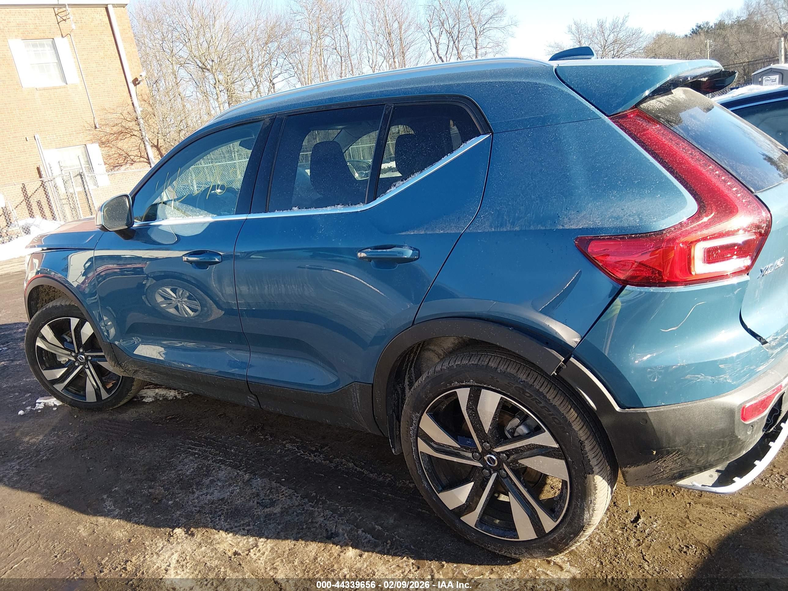 2025 VOLVO XC40 B5 PLUS BRIGHT THEME